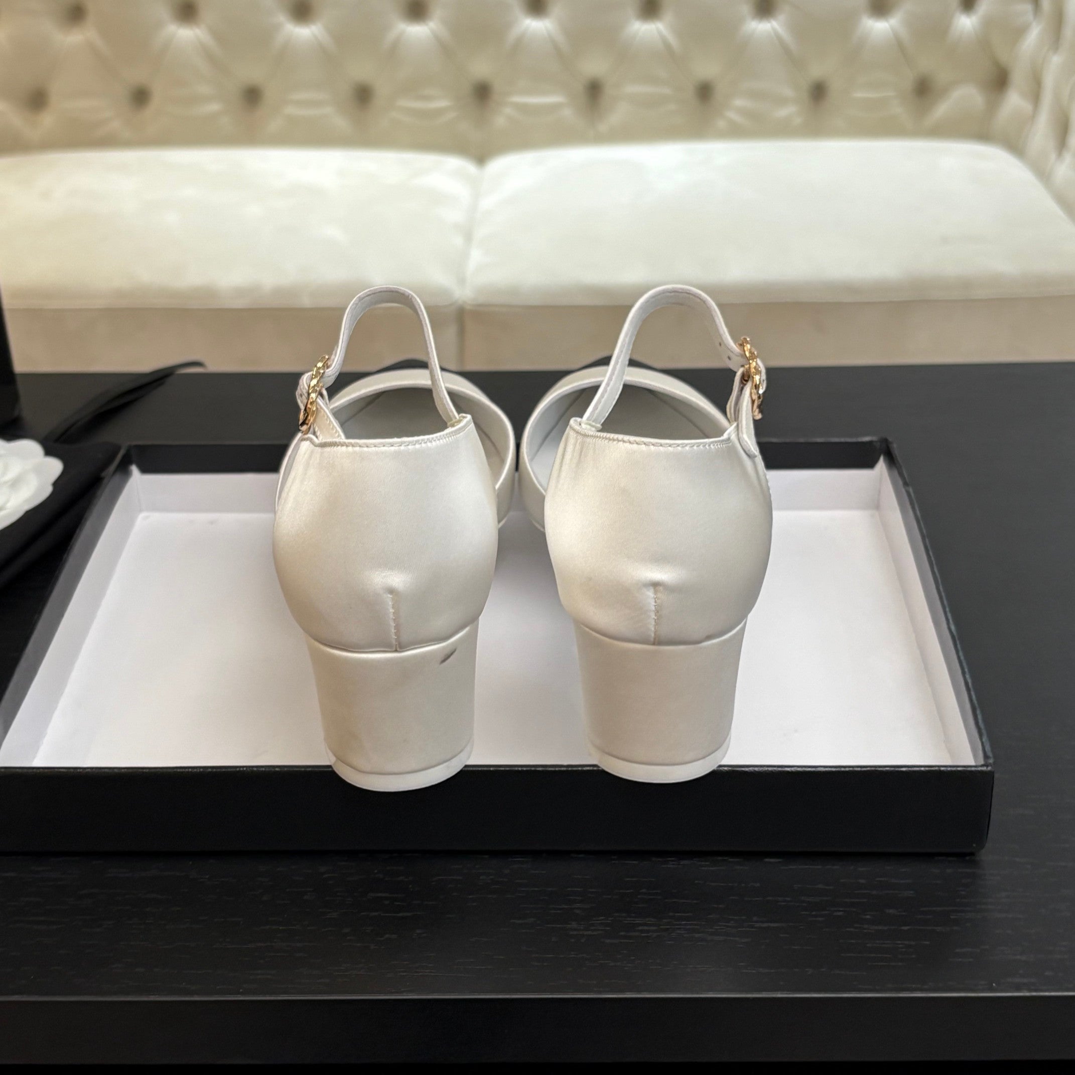 CHANEL BLOCK HEEL SLINGBACKS IN WHITE MIX BLACK SILK FABRIC